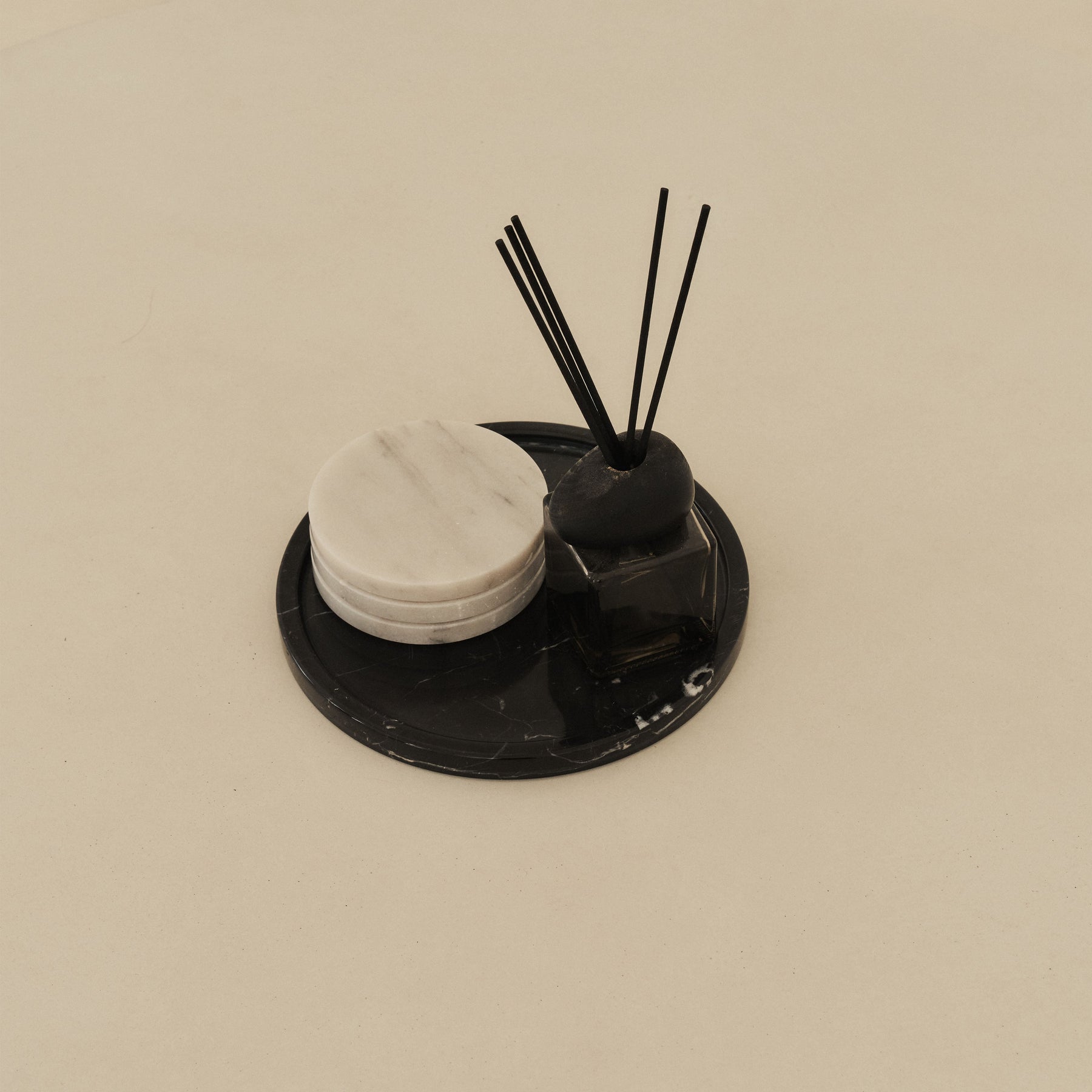 Travara - Black Marble Round Decorative Tray