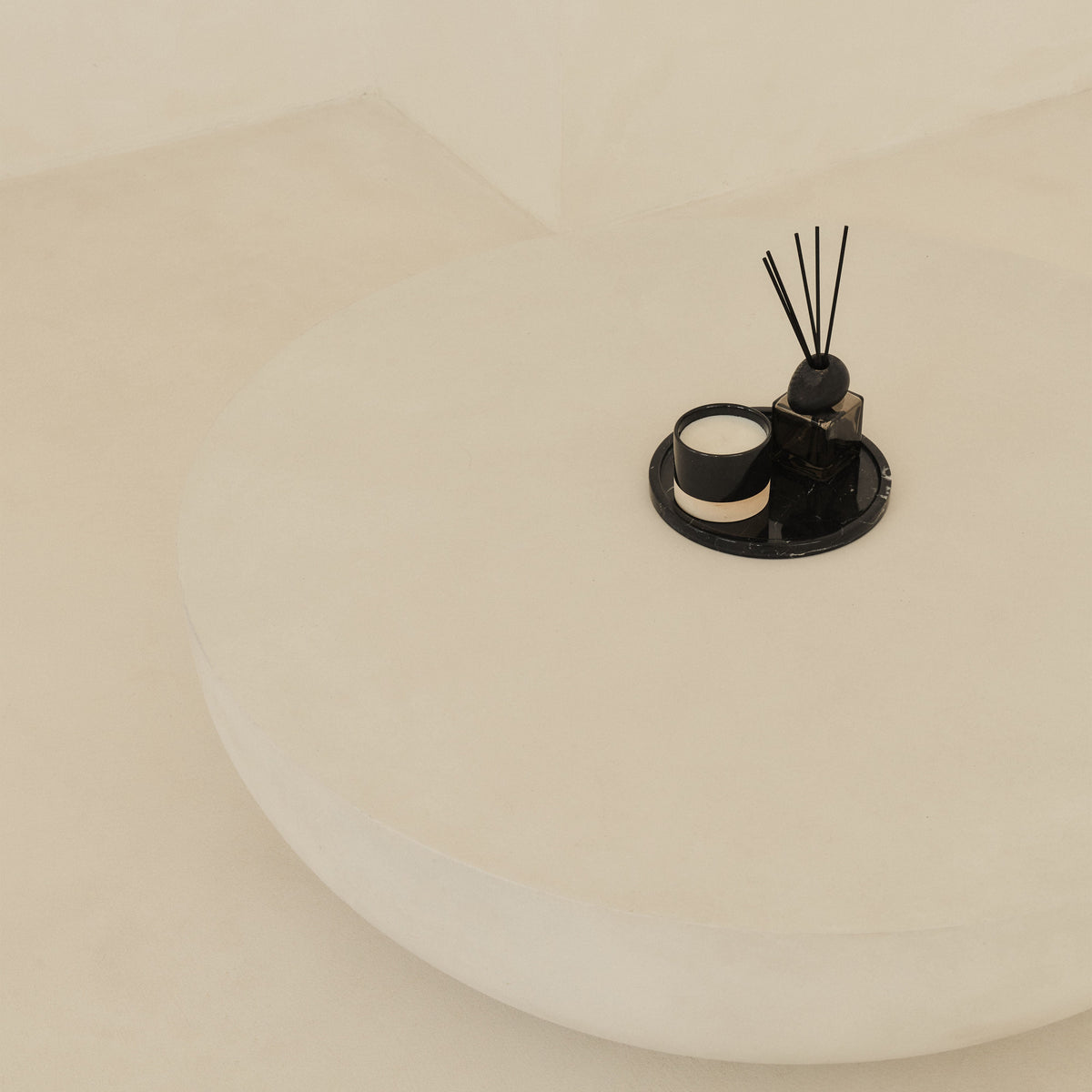 Travara - Black Marble Round Decorative Tray