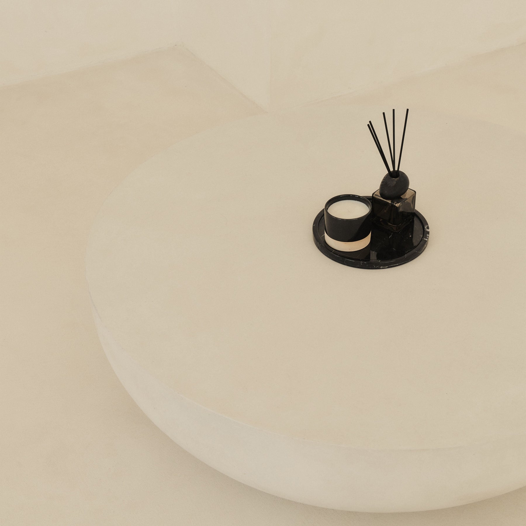 Travara - Black Marble Round Decorative Tray