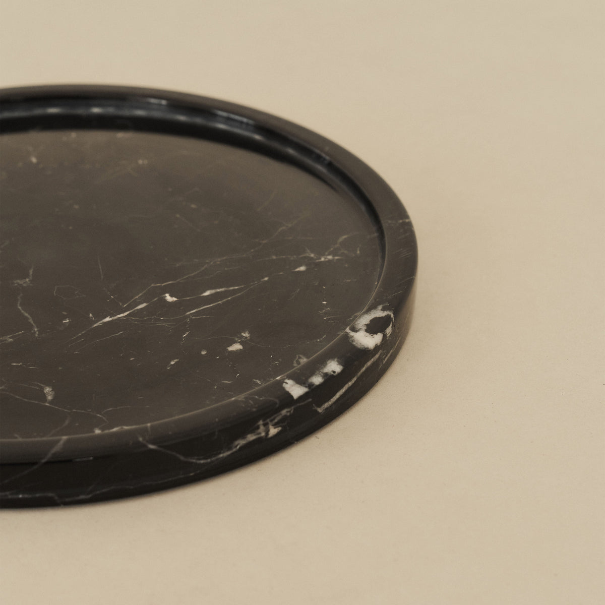 Travara - Black Marble Round Decorative Tray