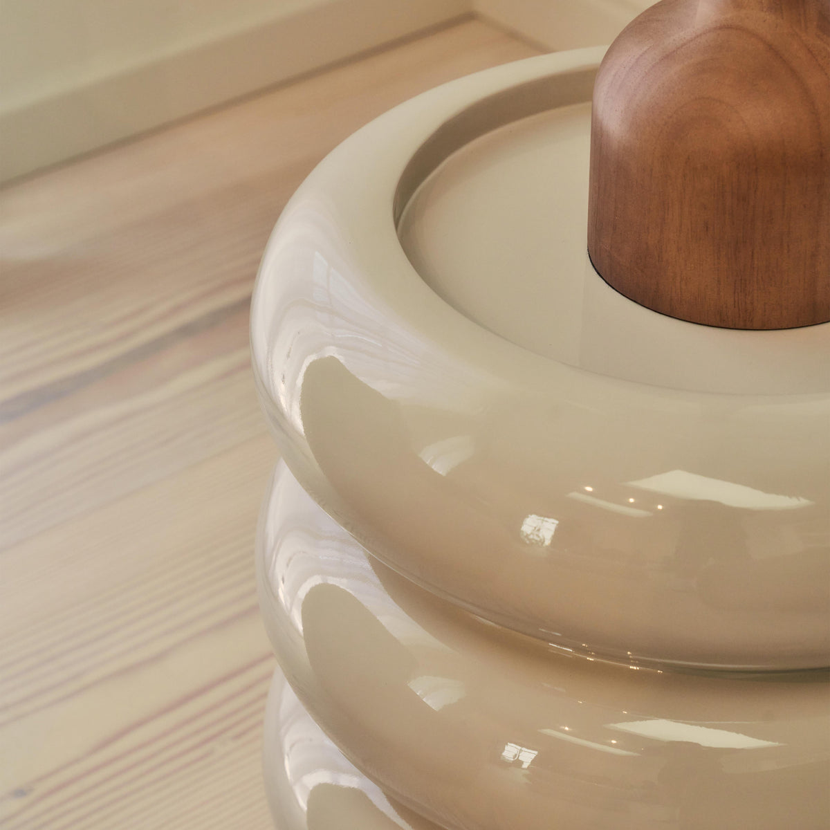 Compton - High Gloss Ivory Round Side Table