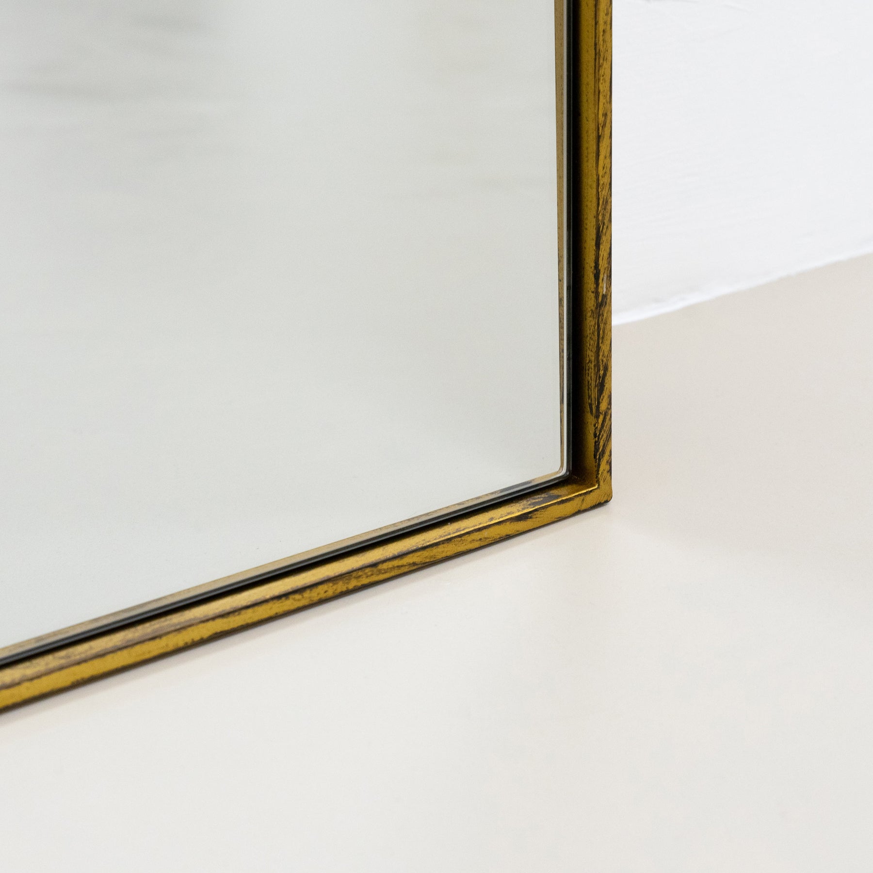 Detail shot of Full Length Gold Extra Large Metal Mirror frame corner