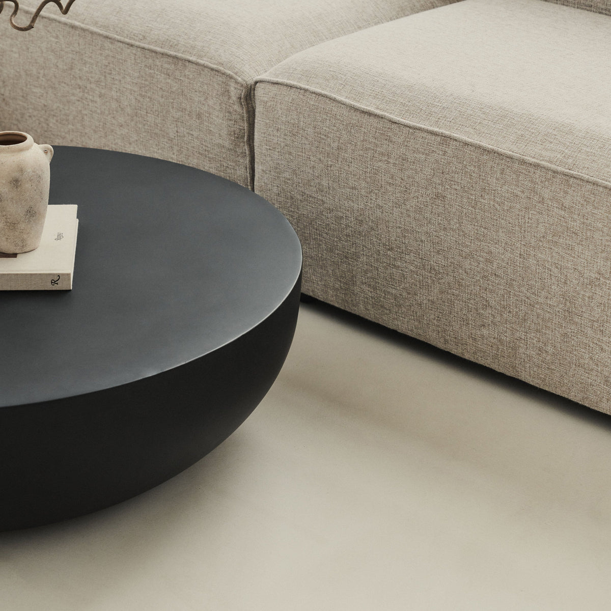Enzo - Large Minimal Onyx Round Coffee Table