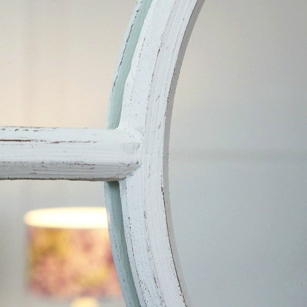 A detail of this mirrors clean simple frame.